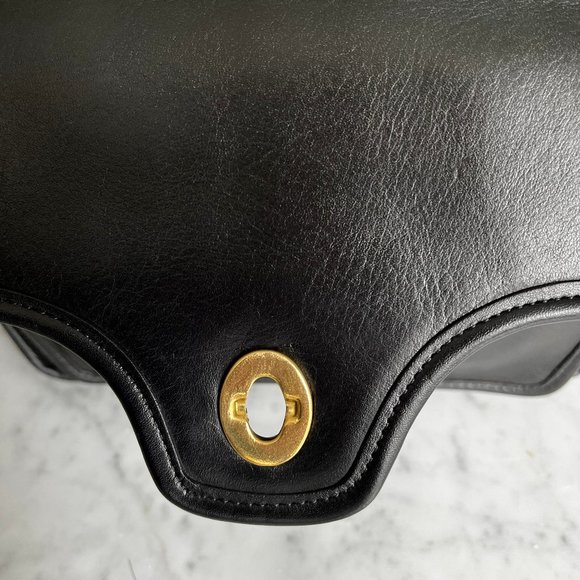 Elegant Black Leather Shoulder Bag - Picture 2 of 16